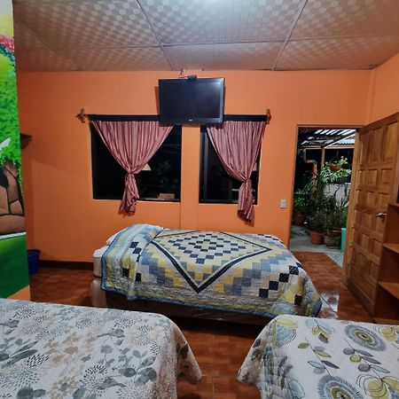 Hotel Encuentro Del Viajero Panajachel Ngoại thất bức ảnh